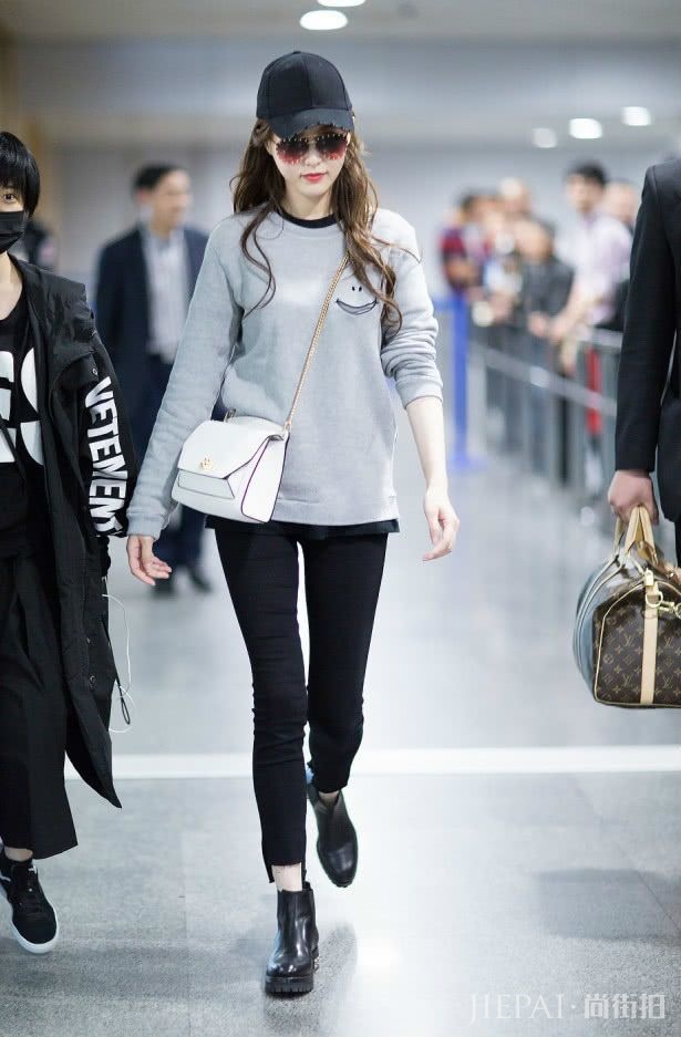 唐嫣穿皮鞋踩过玻璃了?